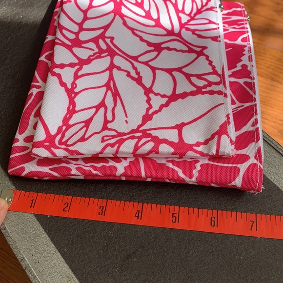 Pair of Clinique cosmetic bags in fuschia - Picture 7 of 7